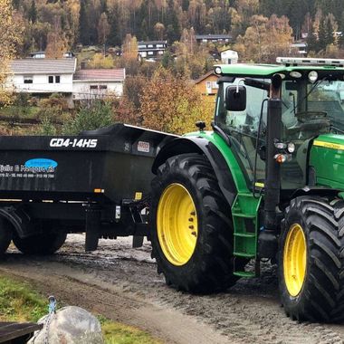 Traktor med en vogn bak seg