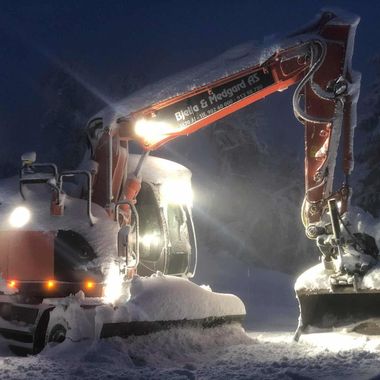 Gravemaskin i snøen