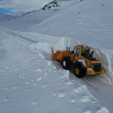 Brøytebil brøyter snø